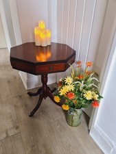 Achteckiger Holztisch